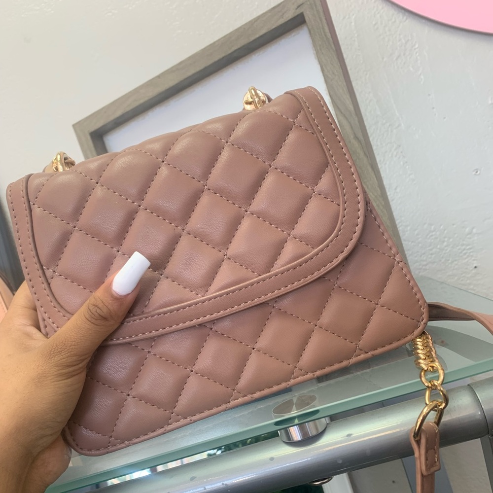 I’m selling a cute small nude colored over the shoulder bag💋